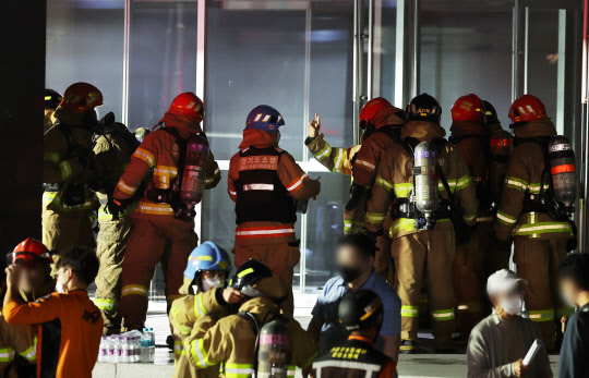 15일 오후 화재가 발생한 경기도 성남시 분당구 삼평동 SK 판교 캠퍼스 A동에서 관계자들이 소방관들과 함께 복구작업 투입을 위해 분주하게 움직이고 있다. 이 불로 현재 카카오톡, 포털사이트 다음 등 통신 장애가 발생하고 있다. [성남=연합뉴스]
